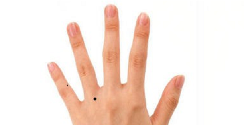 女人右手小拇指有痣代表什么 女人右手小拇指有痣的命运