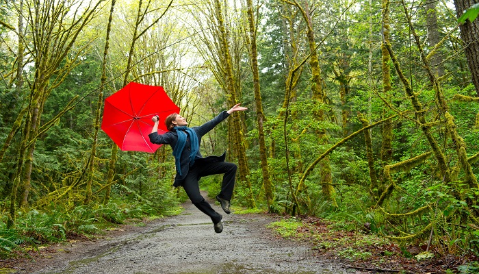 梦见在雨中奔跑是什么意思 梦见在雨中奔跑有什么预兆