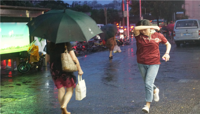 梦到下雨天和别人共撑一把伞