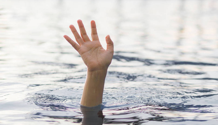 女人梦见别人家小孩掉水里面