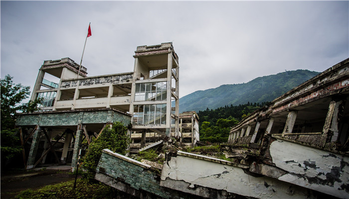 梦见地震摇晃但是没事