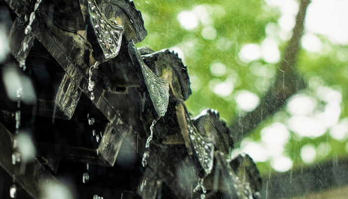 梦见房子漏雨特别严重