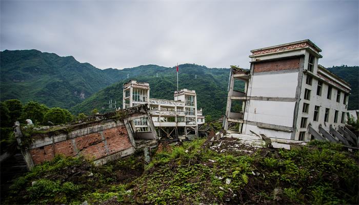 梦见山崩地裂逃生成功