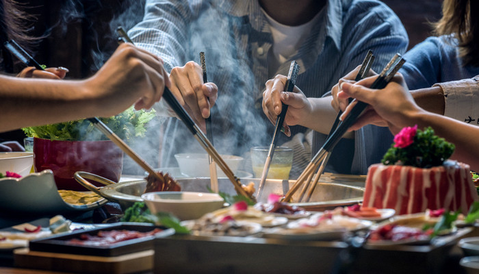 梦见去世的亲人回来家中吃饭