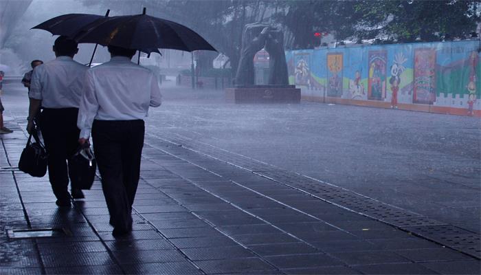 女人梦见下小雨淋湿自己