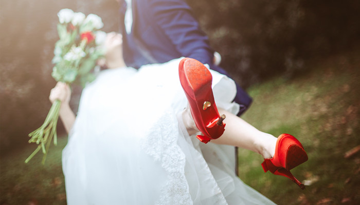 梦见很多传大红色衣服的新娘