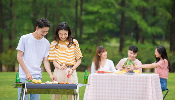 梦见同学聚会吃饭