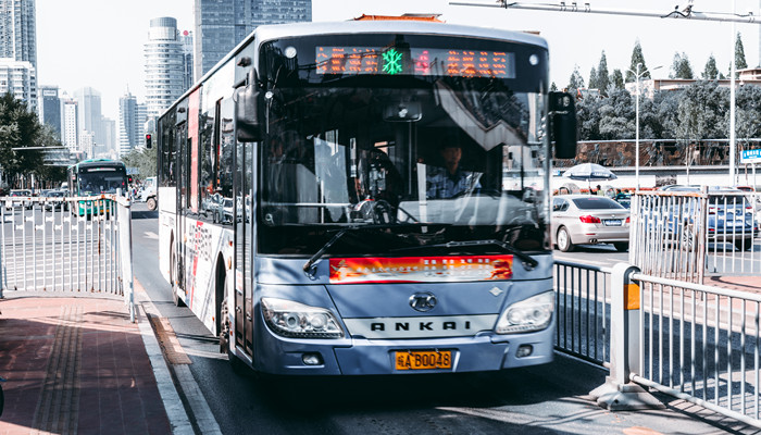 梦见坐大巴有好多同学