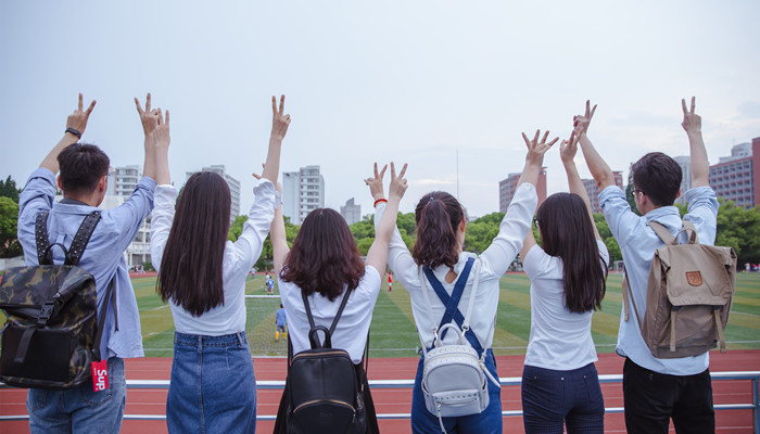 梦见一家人在大学里