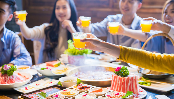 女人梦见很多人到家里吃饭是什么意思